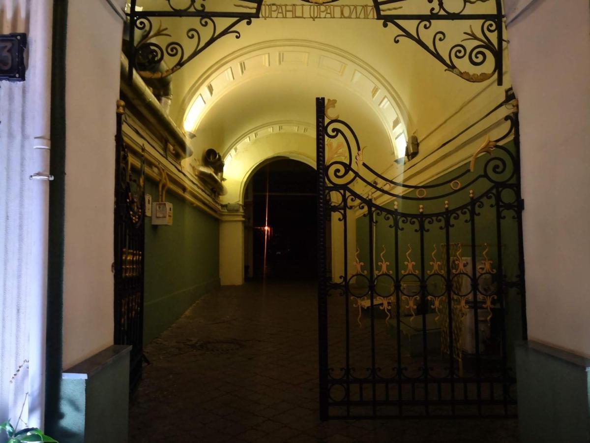 Затишні Апартаменти, Вулиця Дерибасівська, 13 Odesa Exterior foto